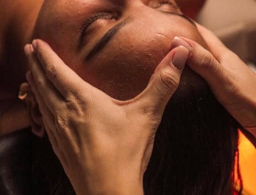 Massagem facial durante o ritual de head spa